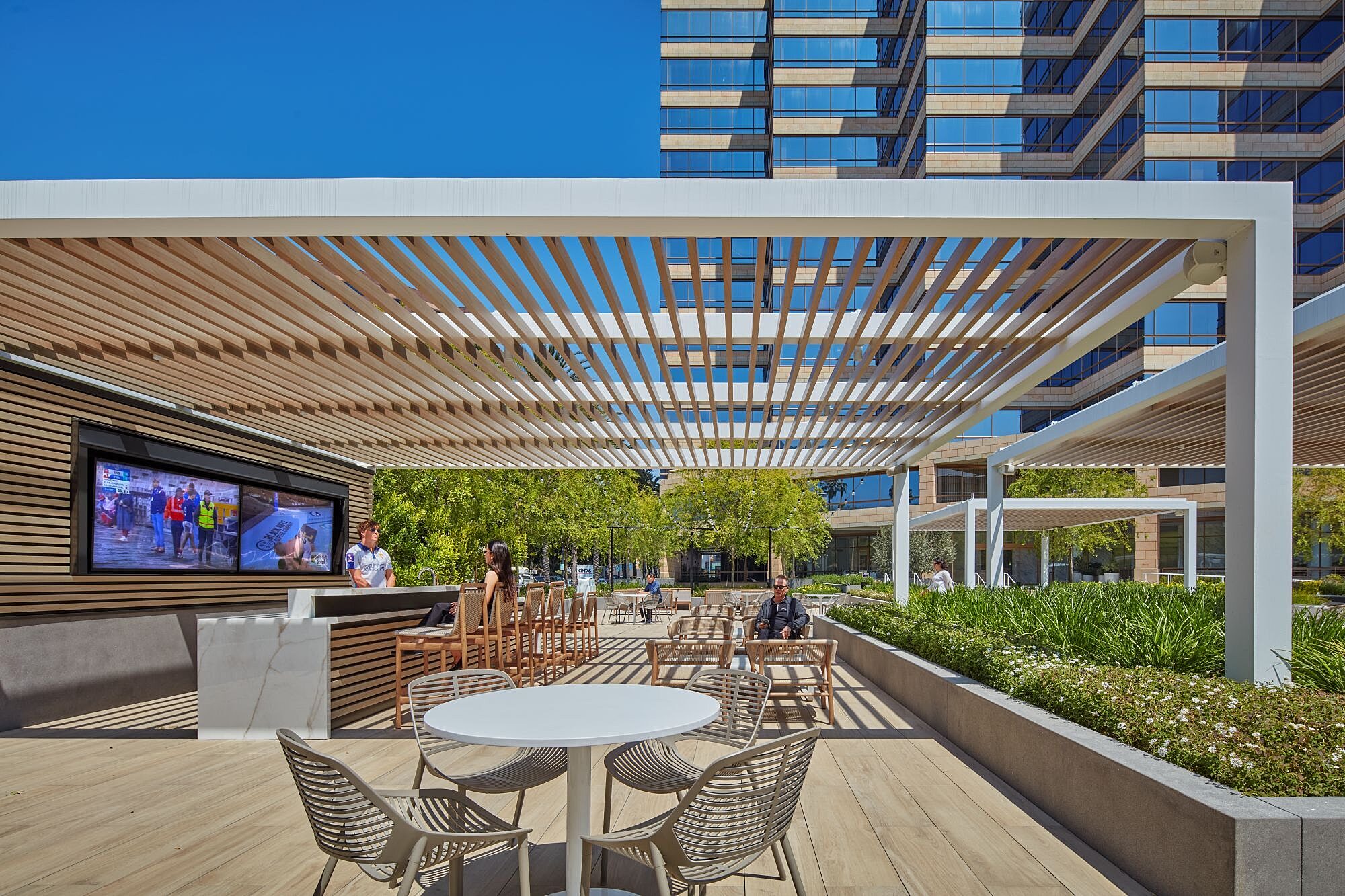 Outdoor lounge seating and landscaped amenity space at Studio Plaza in Burbank.