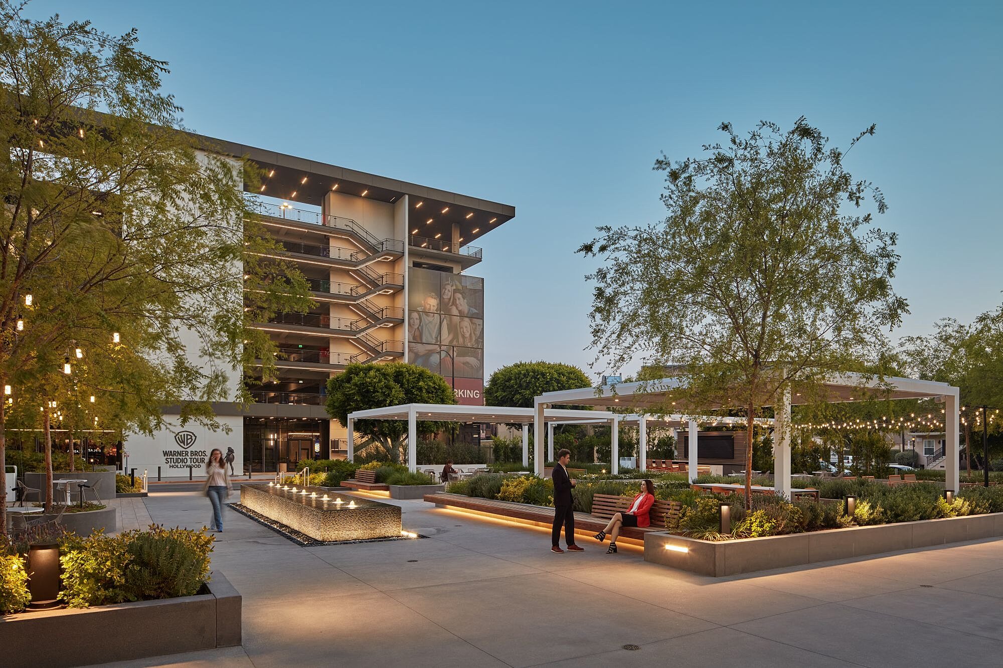 Outdoor lounge seating and landscaped amenity space at Studio Plaza in Burbank.