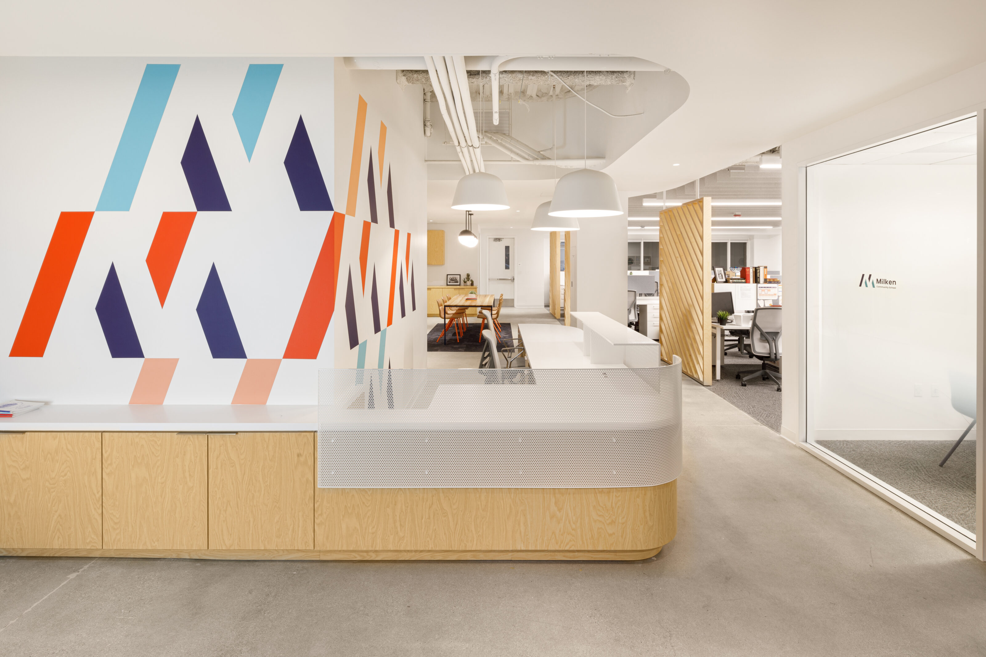 In the hallway, there is a white counter desk positioned against the wall, accompanied by a wooden partition and a glass partition.