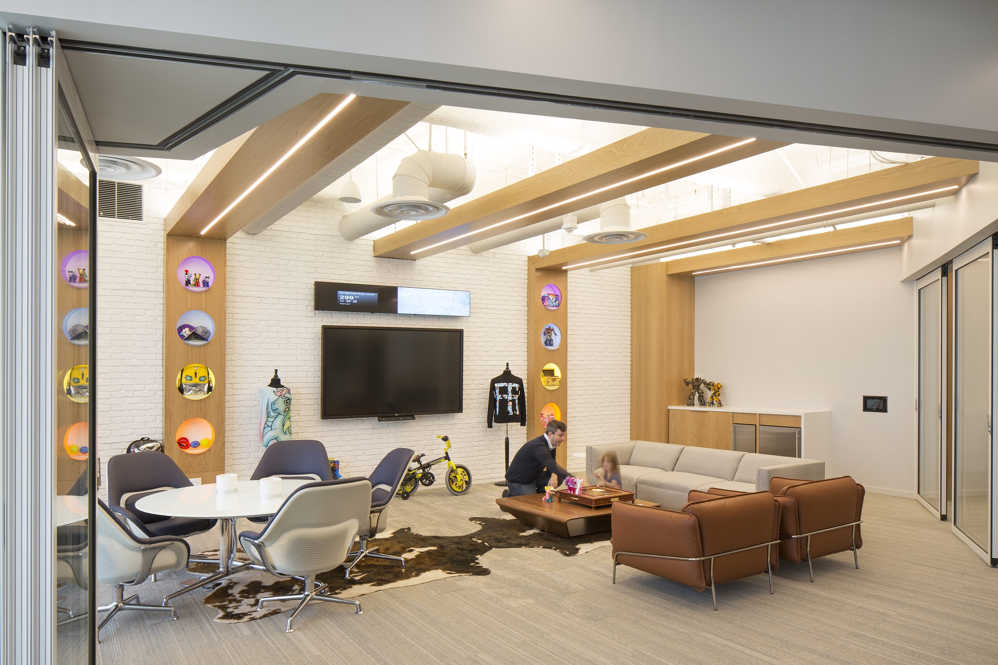 An open and flexible breakout area designed to provide a range of seating options, catering to the diverse needs and preferences of individuals.