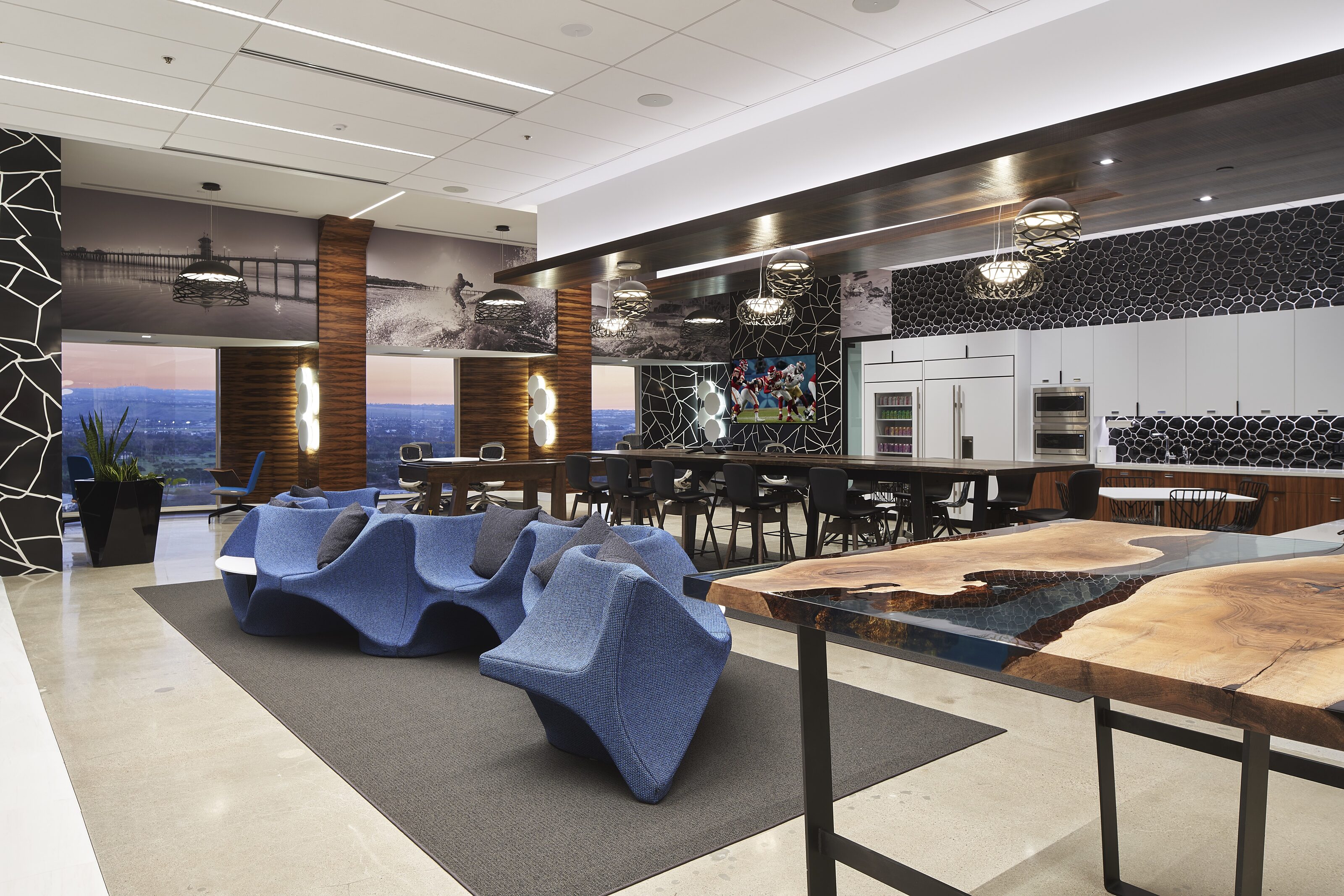 A complex breaking room allow variety number of groups.