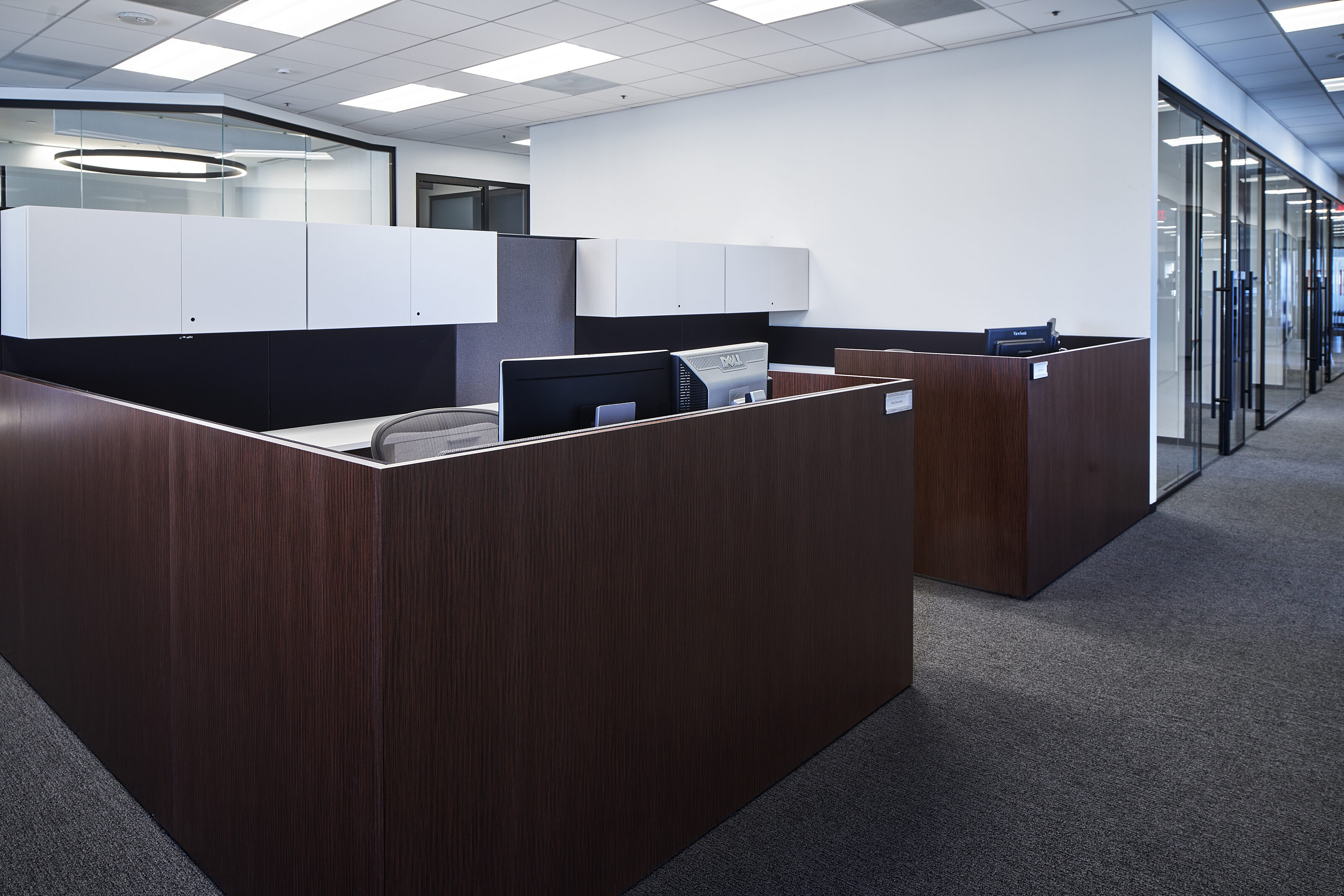 Collaborate and concentrate in this modern open office with wooden partitions, creating individual workstations for enhanced privacy and focus.
