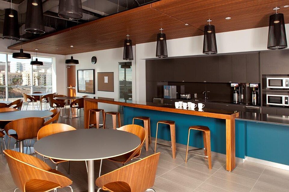 An open area with café chairs and desks, provides a comfortable and versatile workspace.