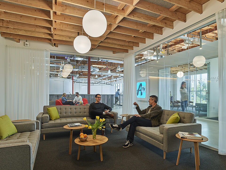 In a quiet, private room, there are gray cotton sofas and wooden cafe tables.